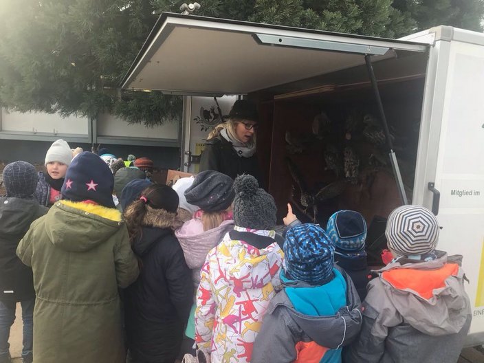 Stefanie Wolf in der Fuchshofschule, besonders die lautlosen Jäger der Lüfte hatten es den Kindern angetan